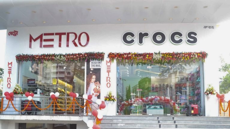 Metro x crocs partnership extends